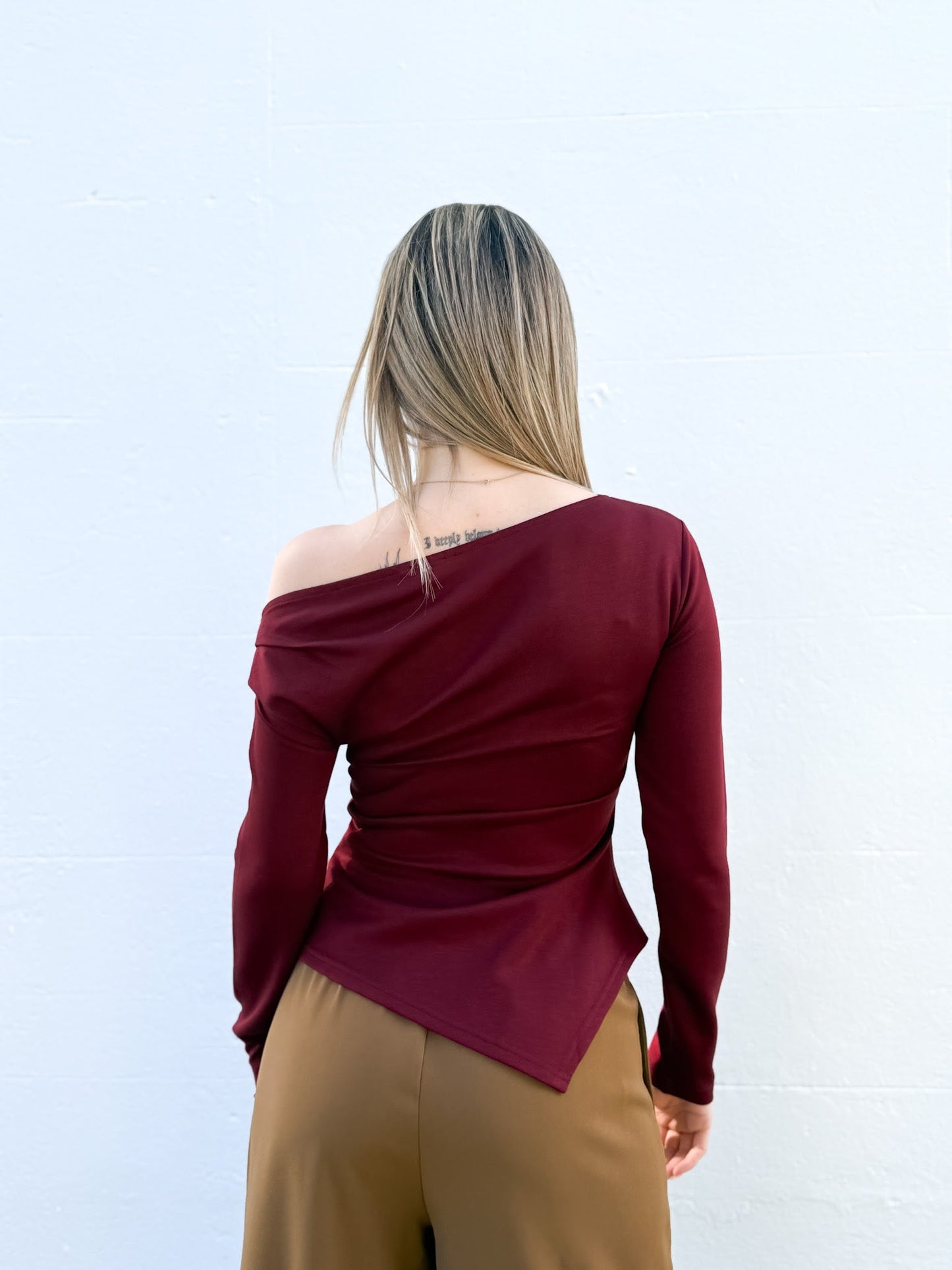 BURGUNDY SURII LABEL PONTE POINTY HEM TOP